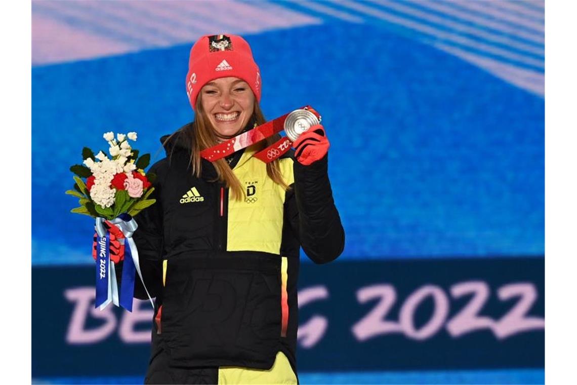 Das deutsche Olympia-Zeugnis Skispringerin Katharina Althaus mit ihrer Silbermedaille. Foto: Angelika Warmuth/dpa