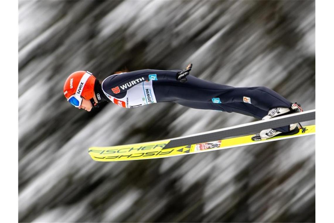 Freitag stürzt in Willingen - Althaus auf Rang zwei Skispringerin Selina Freitag ist beim Weltcup in Willingen heftig gestürzt. Foto: Hendrik Schmidt/dpa-Zentralbild/dpa