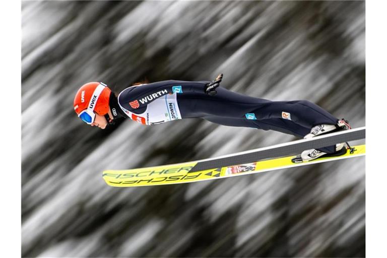 Skispringerin Selina Freitag ist beim Weltcup in Willingen heftig gestürzt. Foto: Hendrik Schmidt/dpa-Zentralbild/dpa
