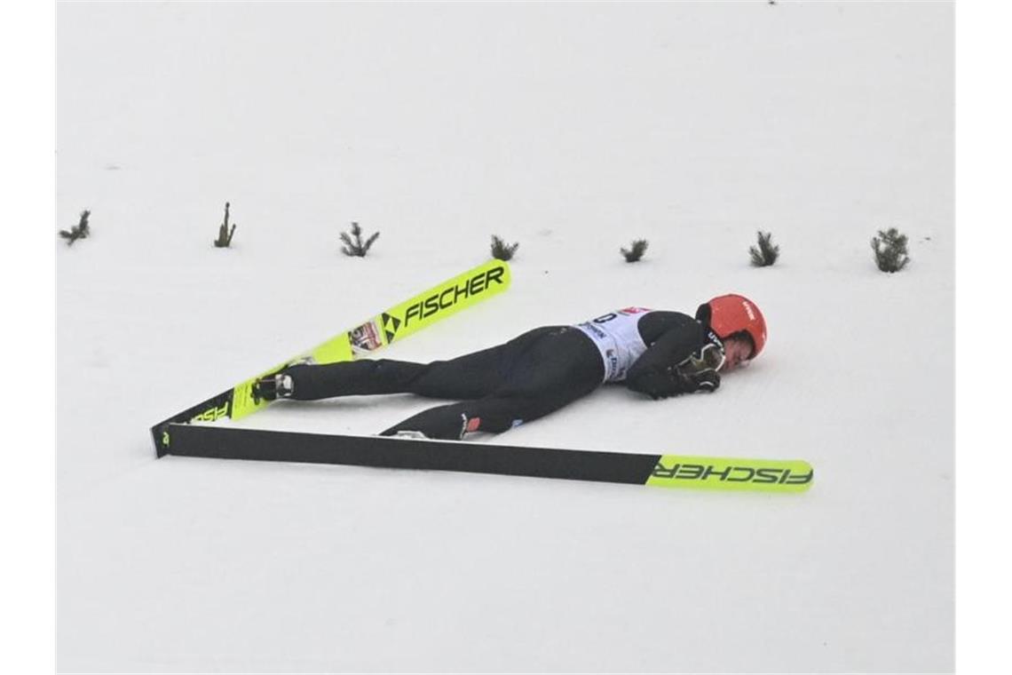 Freitag stürzt in Willingen - Althaus auf Rang zwei Skispringerin Selina Freitag prallte nach der Landung mit dem Kopf und dem Oberkörper hart auf dem Hang auf - konnte den Auslauf aber selbstständig verlassen. Foto: Arne Dedert/dpa