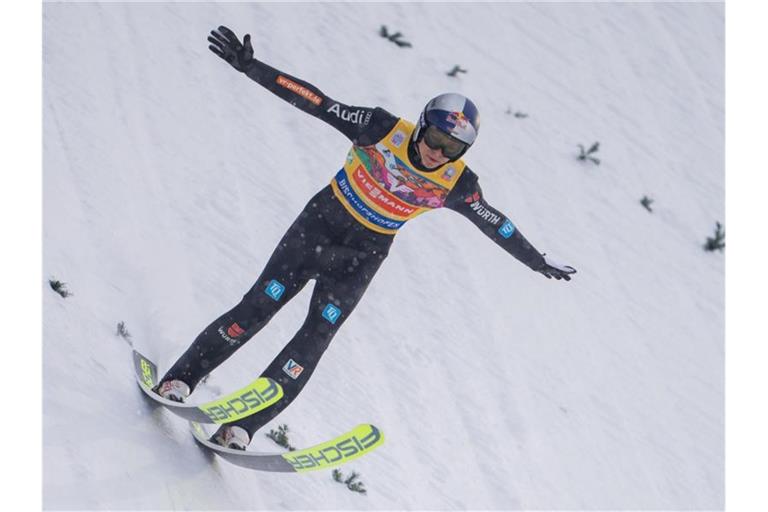 Skisprung-Olympiasieger Andreas Wellinger aus Deutschland in Aktion. Foto: Georg Hochmuth/APA/dpa/Archivbild