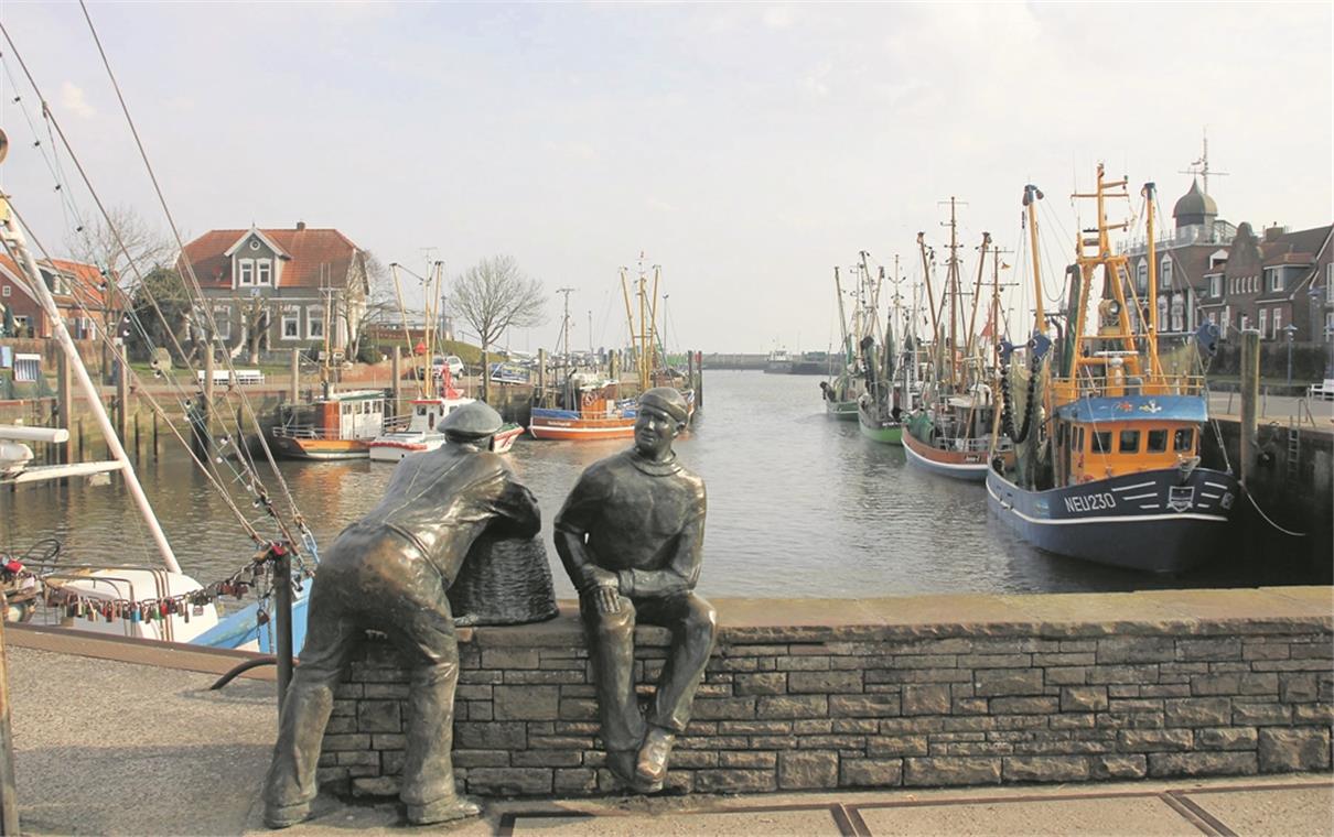 Skulptur von Hans-Christian Petersen in Neuharlingersiel: Die Männer stehen für zwei Generationen von Fischern, die beide ein Ziel haben. Auch bei den Landschreibern waren Autoren unterschiedlichen Alters vertreten. Ganz nach dem Motto: Der eine lernt vom anderen. Fotos: privat