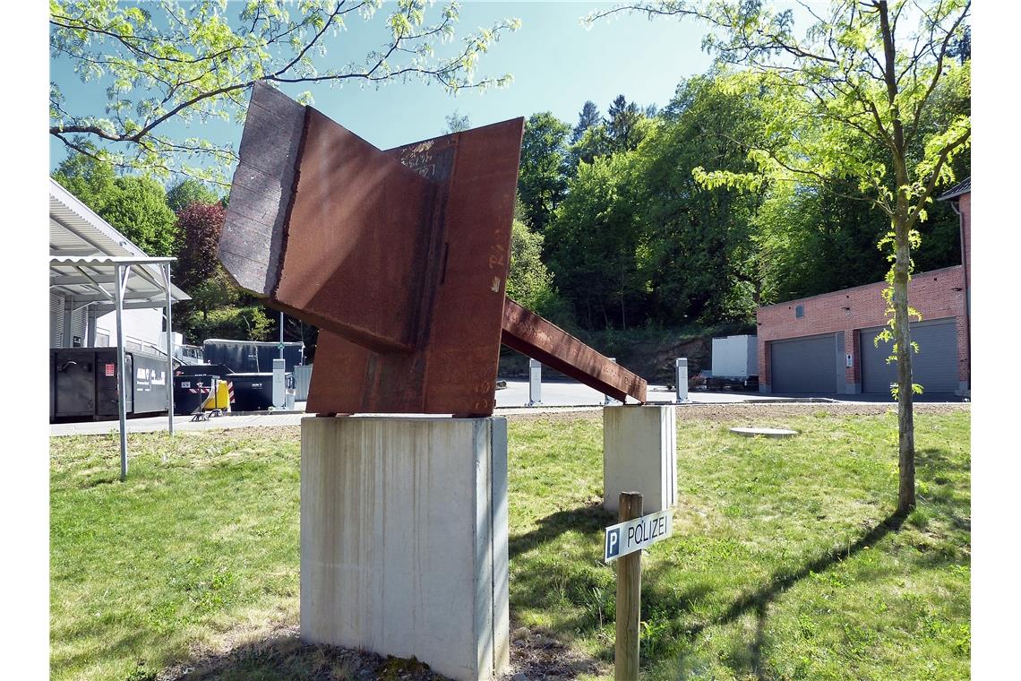 Skulptur von Peter Haußmann aus Weissach im Tal "Keil . . . schartig . . . abgel...