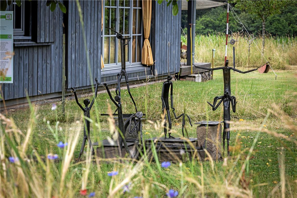 Skulpturen aus Altmetall prägen den Garten rund um das „Atelier am Limes“ in Morbach. Viele Werke entstanden aus ausrangierten Werkzeugen und Schrott.Fotos: Alexander Becher