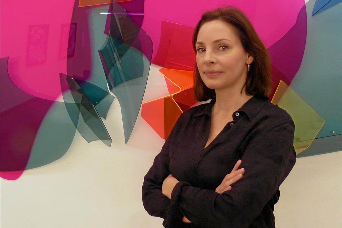 Spiel mit Licht, Farbe und Material Skulpturen aus farbigem Acrylglas sind im gotischen Chor der Galerie der Stadt Backnang zu sehen. Tanja Rochelmeyer bei einem Rundgang durch ihre Ausstellung. Foto: P. Wolf
