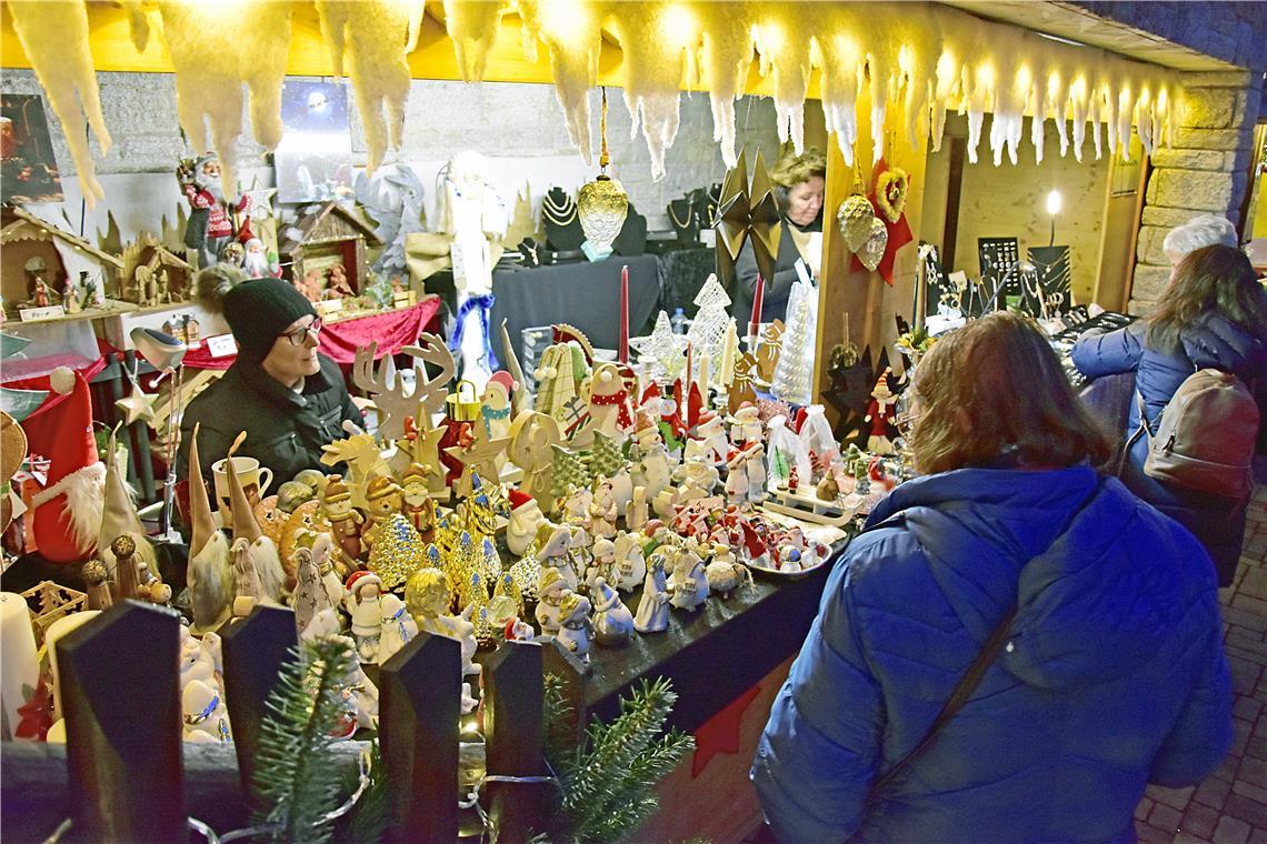 Skulpturen und Weihnachtsschmuck von Renate Mayer.