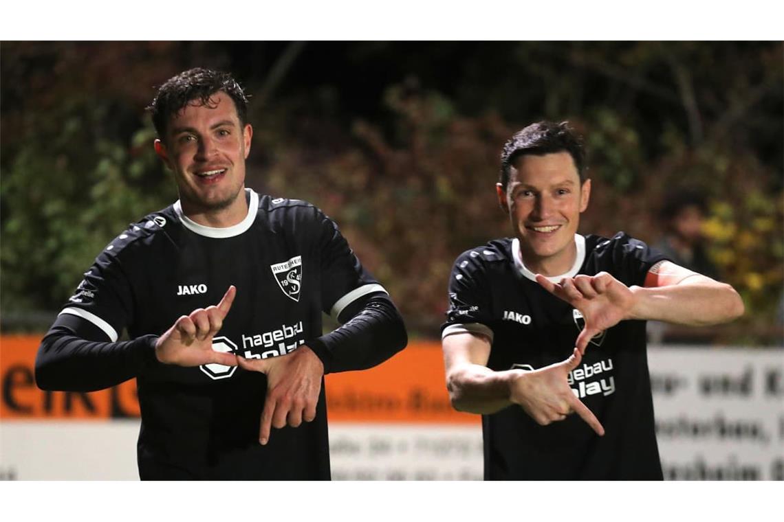 SKV-Doppelpacker Tobias Gebbert (li.) und Kapitän Tim Rudloff (re.) jubeln gemeinsam über Gebberts Tor zum 3:0 und grüßen den unpässlichen Torjäger Laurin Stütz - die Handgeste soll dessen Rückennummer sieben zeigen.
