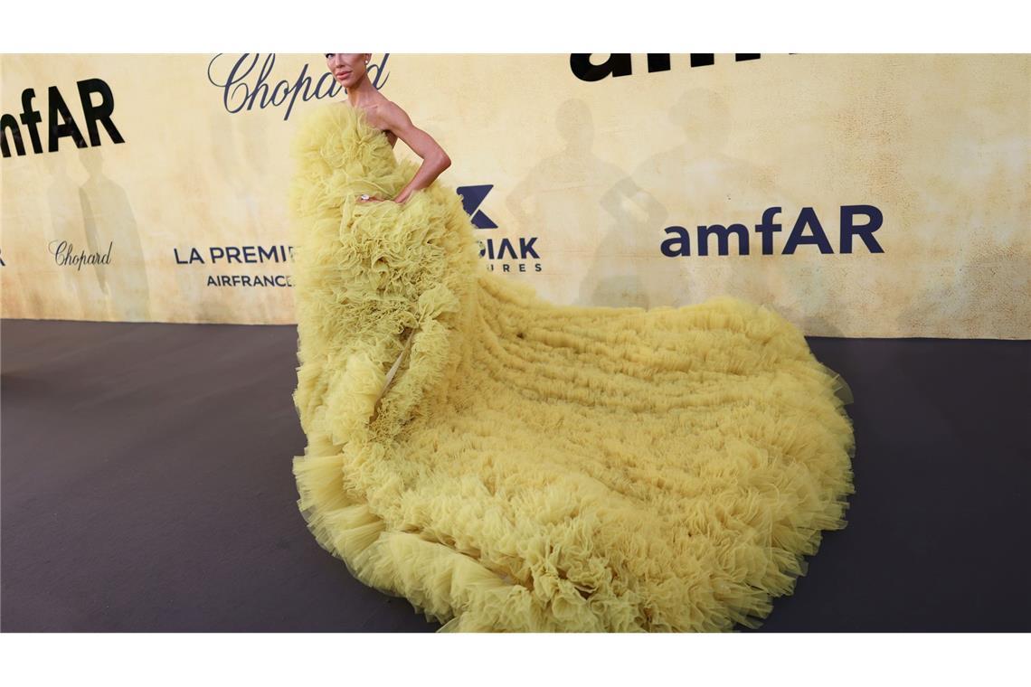 Skye Hankey posiert für Fotografen bei ihrer Ankunft auf der amfAR-Benefizveranstaltung in Cannes.