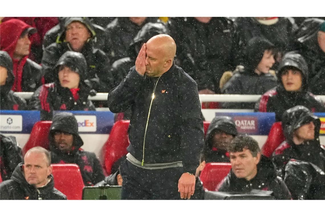 Slot steht im Rückspiel im Regen.