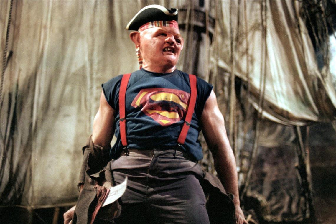 40 Jahre Kult: Super RTL bringt Familienhit zurück ins Fernsehen Sloth (John Matuszak), der durch die jahrelangen Misshandlungen seiner Mutter verunstaltete Sohn der Fratellis, freundet sich mit den Goonies an.