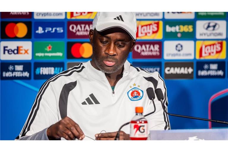 Slovan-Trainer Yaya Touré ist völlig verzweifelt ob der Qualität des Platzes.