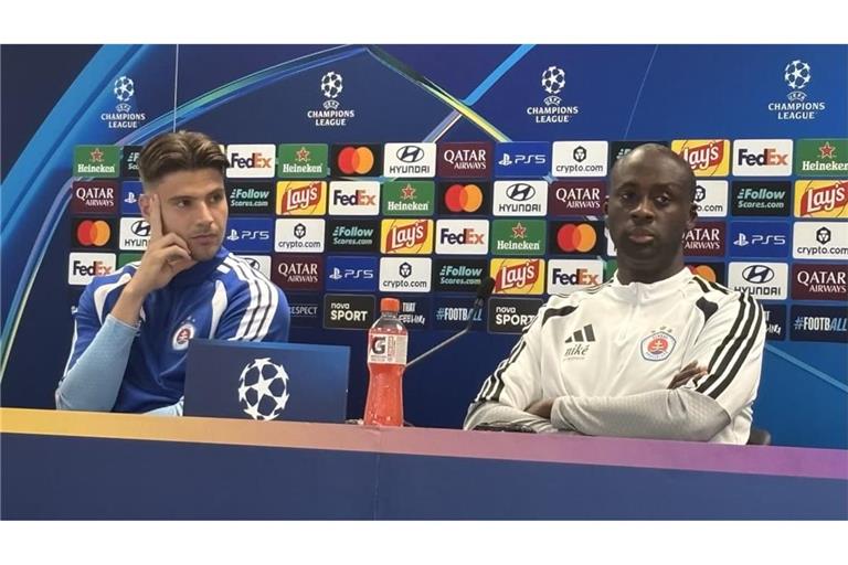 Slovan-Trainer Yaya Toure (rechts) und sein Keeper Dominik Takac.