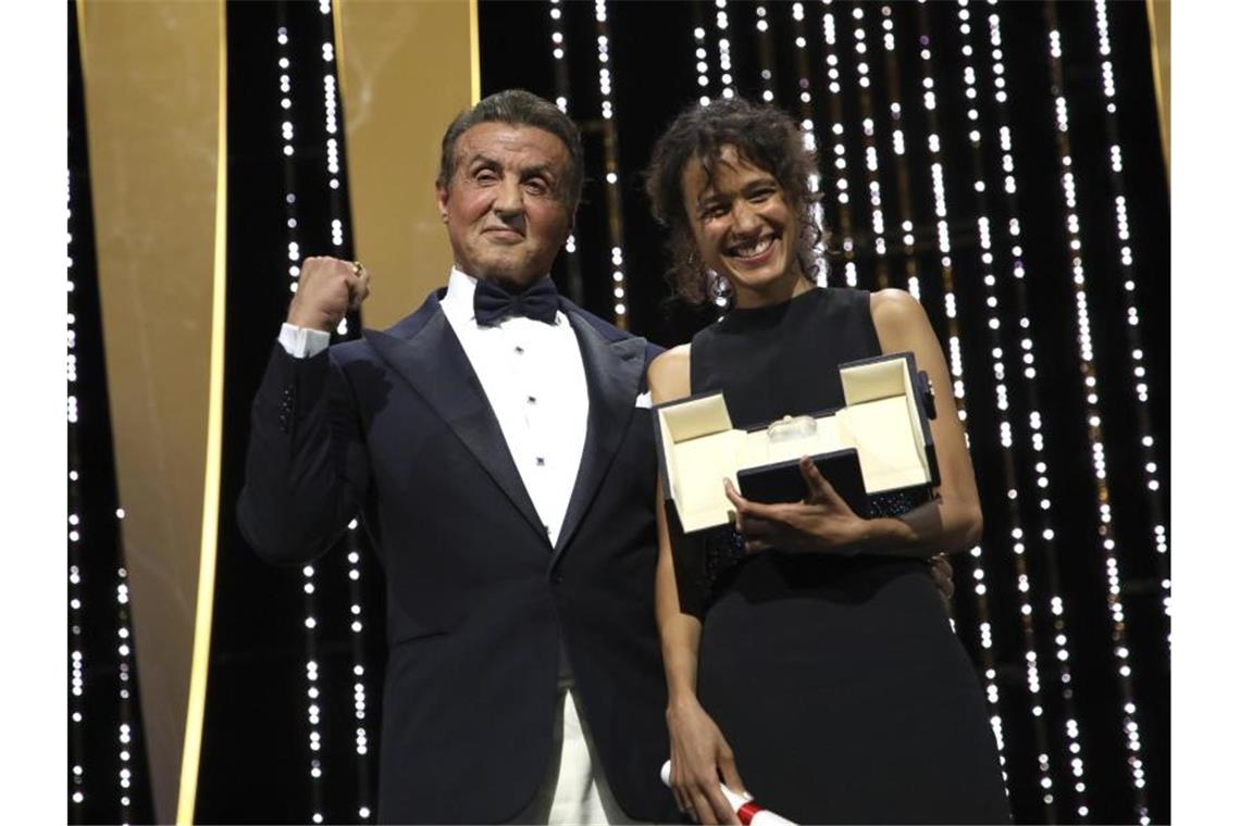 Sly im Einsatz: Mati Diop erhält von Sylvester Stallone den Großen Preis der Jury. Foto: Vianney Le Caer/Invision