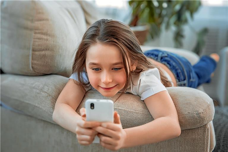 Smartphones üben auf Kinder eine große Anziehungskraft aus. Manche Experten warnen jedoch vor ungehindertem Zugang. Foto: Adobe Stock/Svetabezu