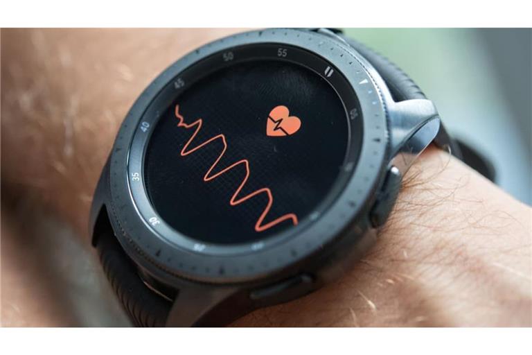 Smartwatch mit Pulsmesser sind in der Lage, die elektrische Aktivität des Herzens aufzuzeichnen - wie bei einem EKG.