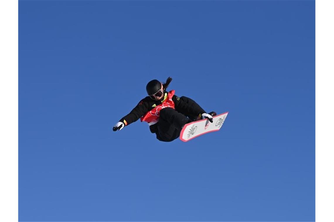 Das war die Olympia-Nacht Snowboarderin Annika Morgan hat sich für das Big-Air-Finale qualifiziert. Foto: Angelika Warmuth/dpa