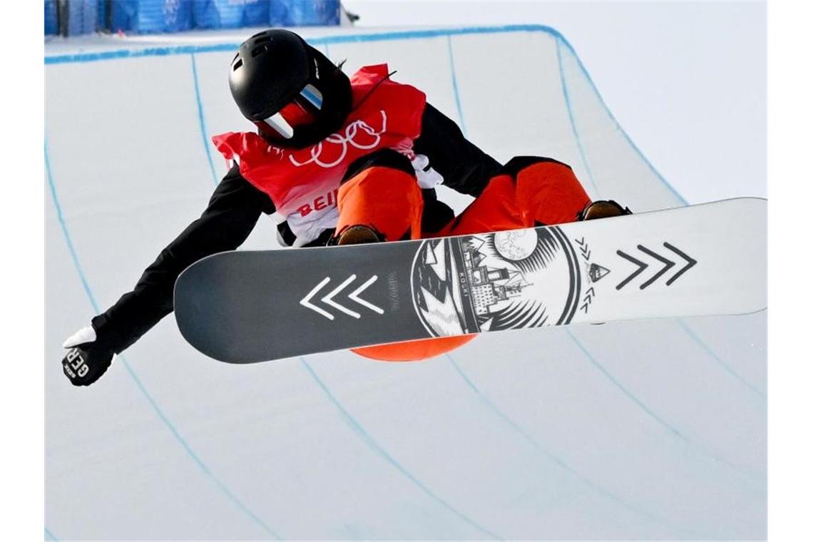 Das war die Olympia-Nacht Snowboarderin Leilani Ettel in der Halfpipe. Foto: Angelika Warmuth/dpa