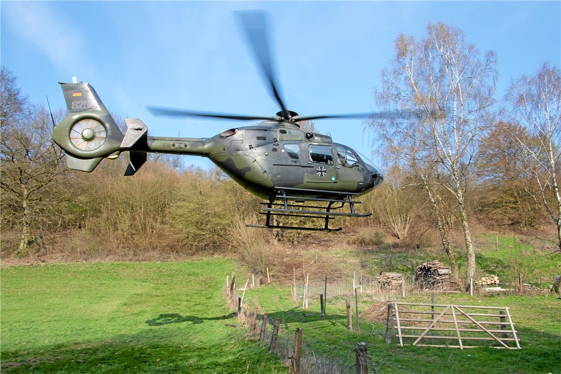 Taktisches Aufsetzen in Auenwald So ein Schulungshubschrauber der Bundeswehr, mit dem Piloten im Rahmen ihrer Ausbildung trainieren, ist auch des Öfteren in Auenwald gelandet. Foto: Bundeswehr/Christian Vierfuß