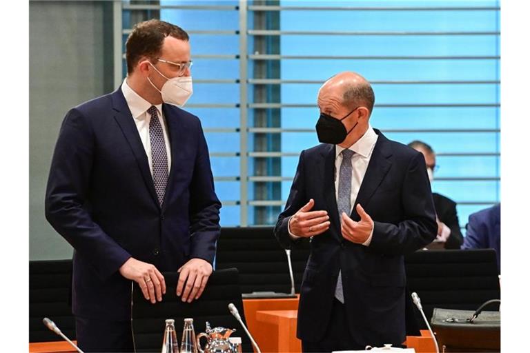 „So eine Wortwahl ist eine Steilvorlage für die, die mit Halb- und Unwahrheiten Vertrauen untergraben wollen, schrieb Jens Spahn über die Aussagen von SPD-Kanzlerkandidat Olaf Scholz. Foto: Tobias Schwarz/AFP/POOL/dpa