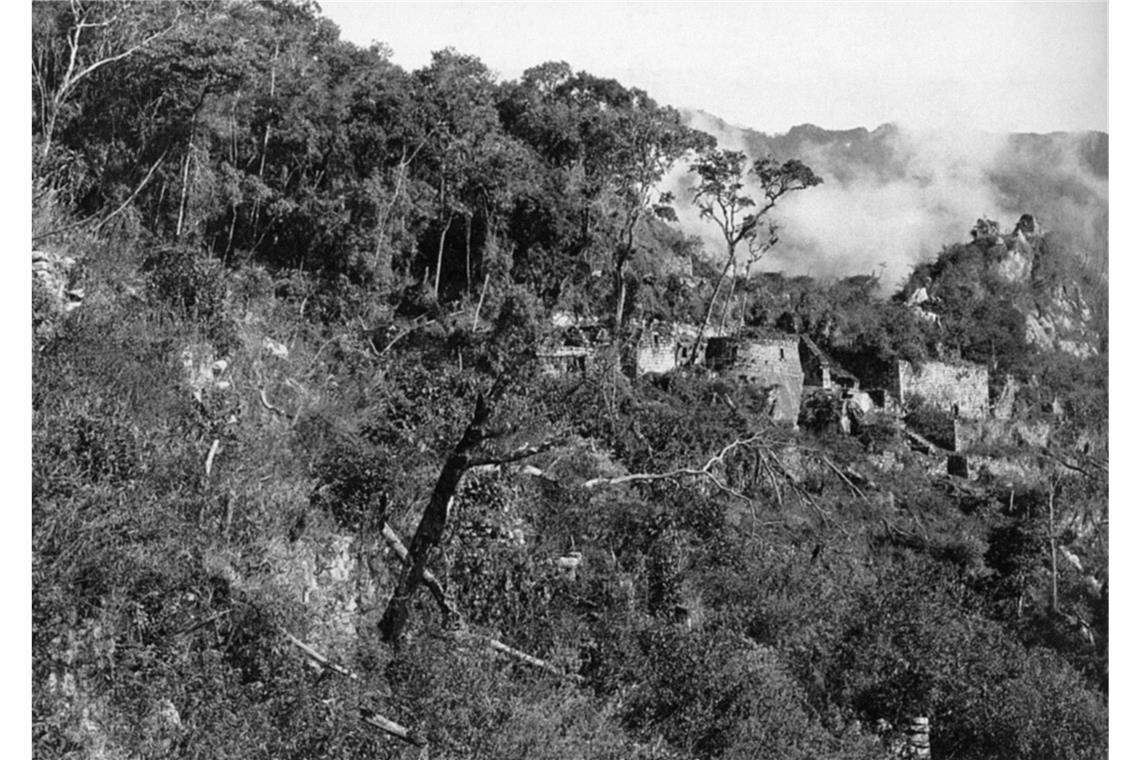 Der US-Archäologe Hiram Bingham entdeckt die Ruinen von Machu Picchu So fand Bingham am 24. Juli 1911 Machu Picchu vor. Ruinen, die komplett von Vegetation überwuchert waren.