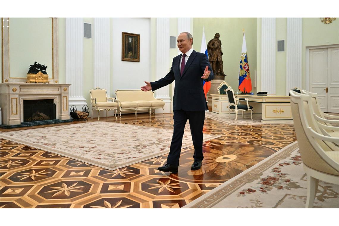 Putin empfängt US-Sondergesandten Witkoff So freundlich hat Kremlchef Putin den US-Unterhändler Witkoff im April empfangen. (Archivbild)