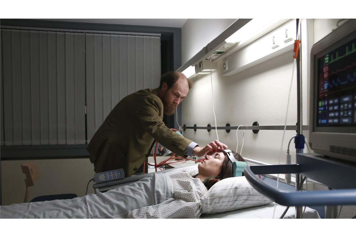 So ganz überzeugt ist der Psychiater Schneider (Robert Gwisdek) selbst nicht, dass er  Eva Hütter (Nadine Dubois) entlocken kann, wo ihr Sohn steckt.