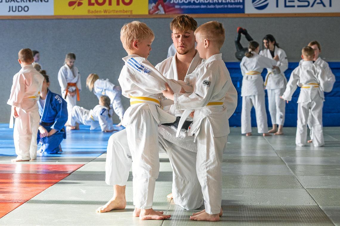 So geht’s: Samuel Reisch erläutert zwei Teilnehmern des Anfängerkurses der TSG-Judokas eine Standtechnik. Foto: Alexander Becher