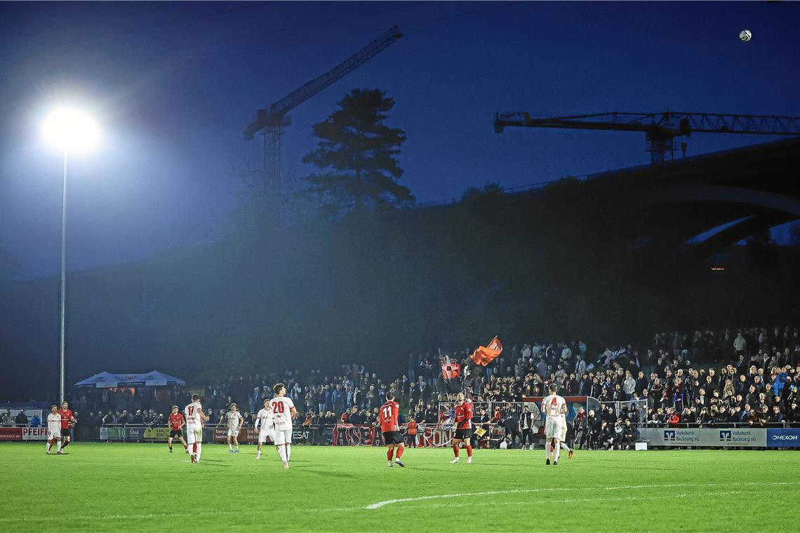 So gut besucht wie beim Pokalhalbfinale zwischen Backnang und Großaspach ist das Stadion in den Etzwiesen schon lange nicht mehr gewesen. Fotos: Alexander Becher