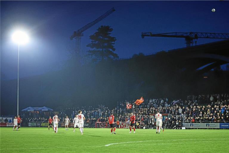 So gut besucht wie beim Pokalhalbfinale zwischen Backnang und Großaspach ist das Stadion in den Etzwiesen schon lange nicht mehr gewesen. Fotos: Alexander Becher