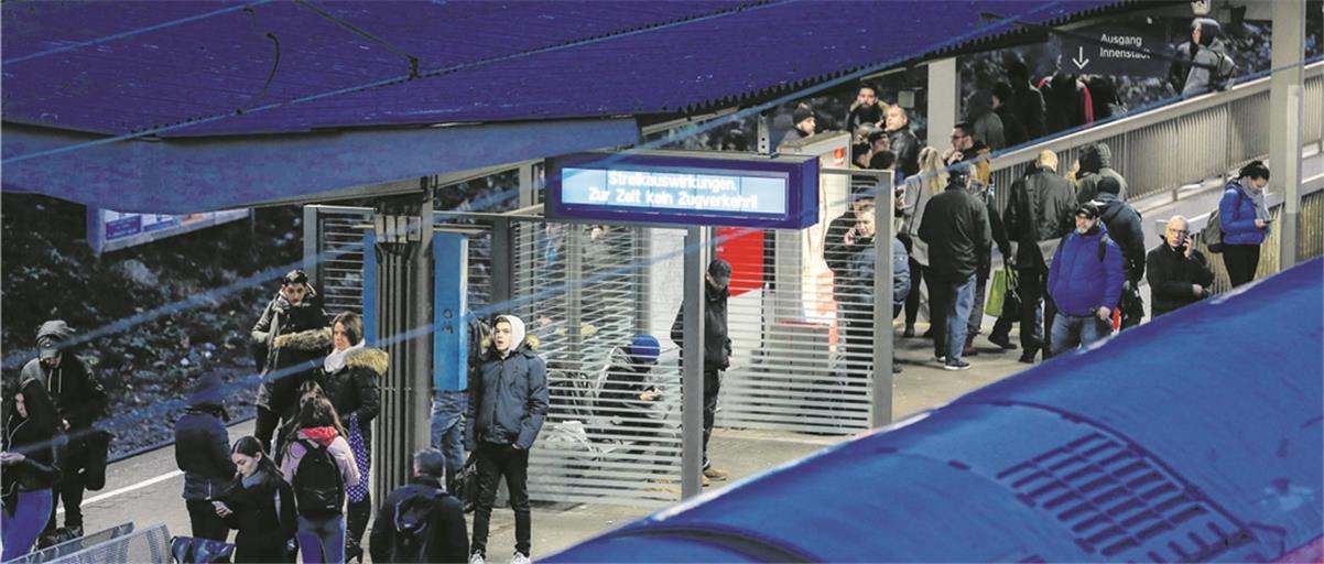 So hatten sich die Bahnfahrer das nicht vorgestellt: Sie starteten dank des Warnstreiks der Eisenbahn- und Verkehrsgewerkschaft mit langer Wartezeit in die Woche. Foto: A. Becher