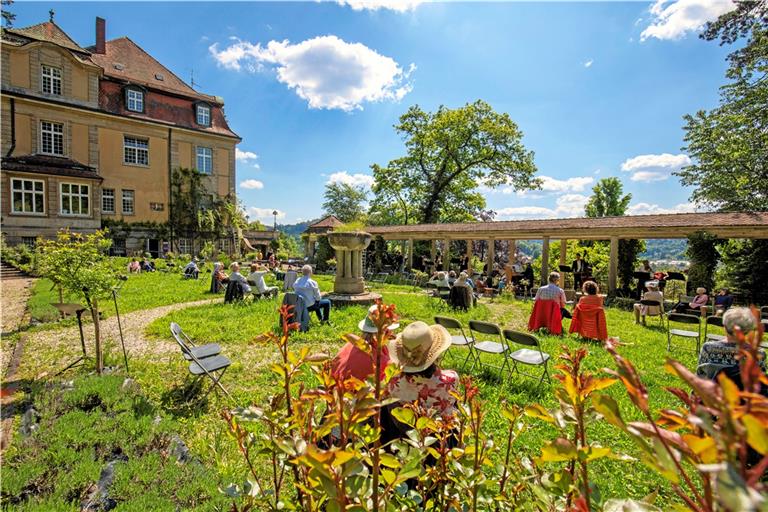 So idyllisch kann eine politische Kulturkundgebung aussehen: Szene einer Veranstaltung von Patrick Siben und seinen Stuttgarter Salonikern im Garten der Villa Franck in Murrhardt. Fotos: A. Becher