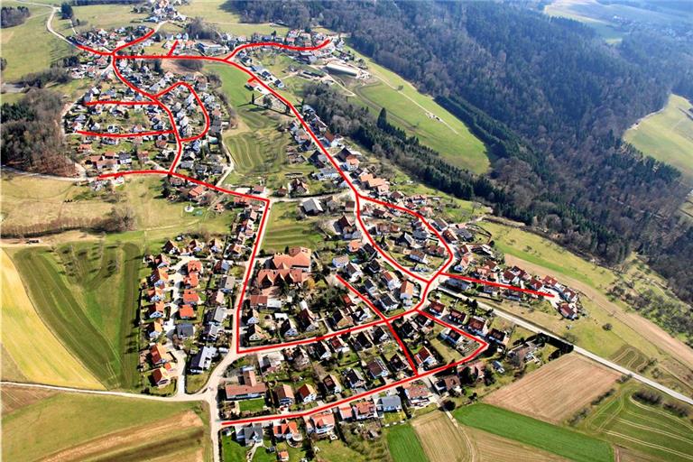 So in etwa würde das Wärmeleitungsnetz (rote Linien) in Sechselberg bei einer Abschlussquote von 70 Prozent aussehen. Archivfoto: Florian Muhl
