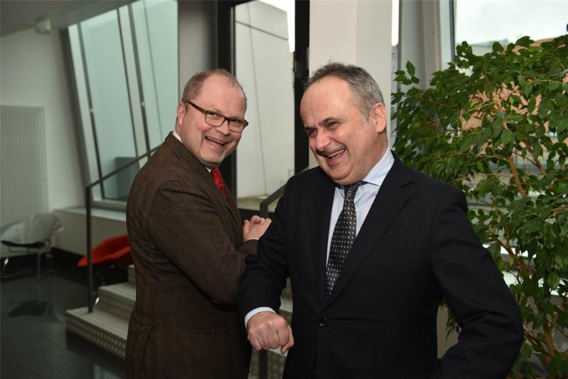 Verweigerter Handschlag ist kein Fauxpas So ist’s richtig: Der SPD-Bundestagsabgeordnete Christian Lange (links) begrüßt den kroatischen Botschafter Gordan Bakota mit dem Ellenbogen. Foto: BMJV/Reiner Habig