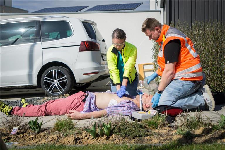 So kann es dank der App gehen: Ein „Helfer vor Ort“ des DRK sowie ein alarmierter Ersthelfer versorgen eine Person. Symbolfoto: Christian Franck