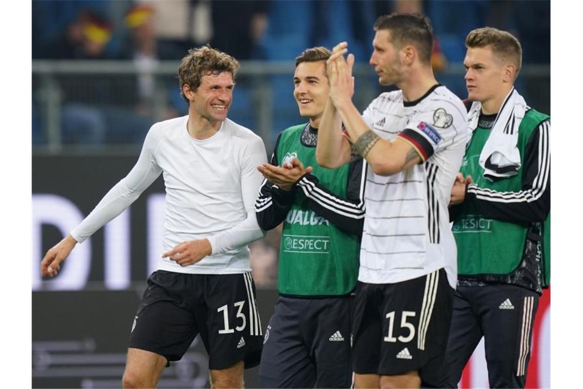 Flick: Erholen, analysieren - und in Skopje so weitermachen So kann es weitergehen: Die deutschen Nationalspieler feiern den mit Leidenschaft erkämpften Sieg. Foto: Marcus Brandt/dpa