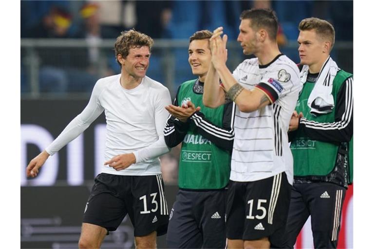 So kann es weitergehen: Die deutschen Nationalspieler feiern den mit Leidenschaft erkämpften Sieg. Foto: Marcus Brandt/dpa
