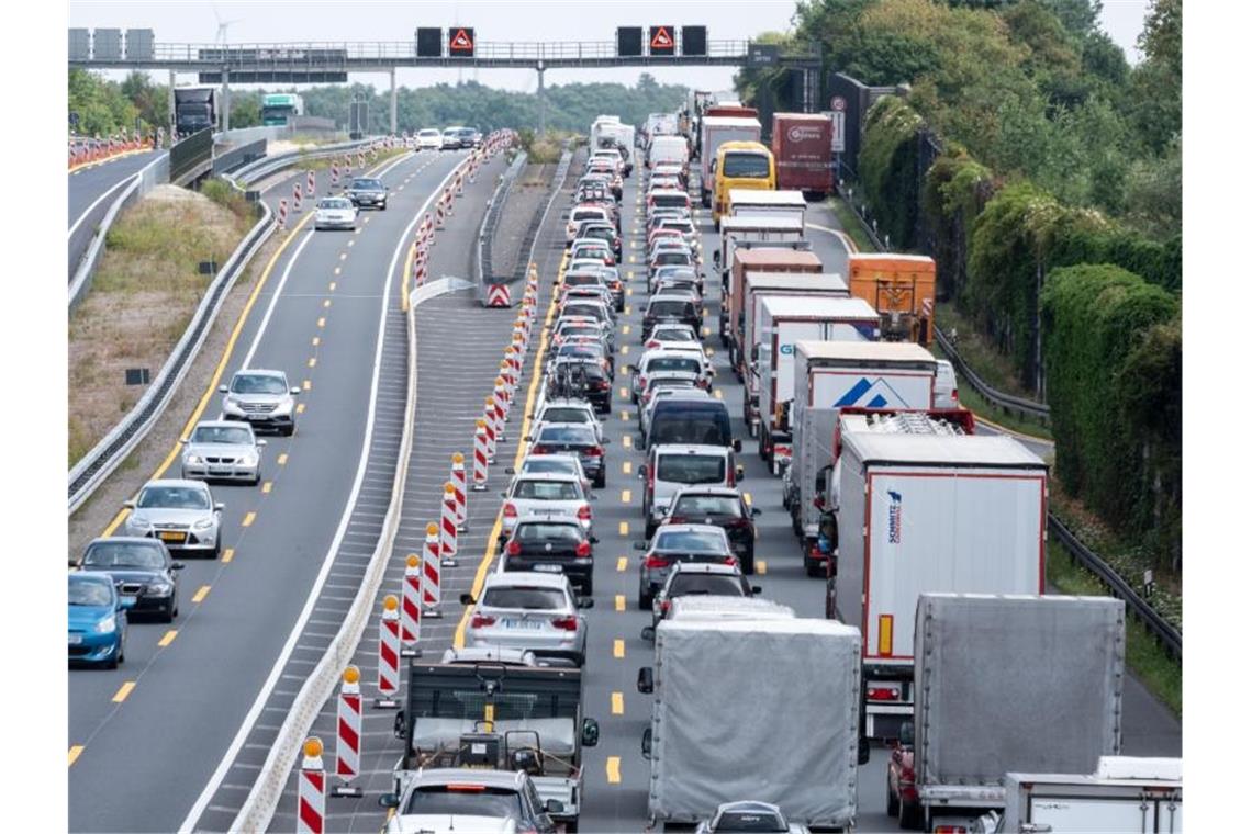 Mann schiebt Auto mit leerem Tank über Autobahn: 10 km Stau So kann's aussehen: In Sachsen hat ein Autofahrer seinen Wagen mit leerem Tank durch eine Baustelle geschoben - leider war sie anders als die auf unserem Foto nur einspurig. Foto: Peter Steffen/Archiv