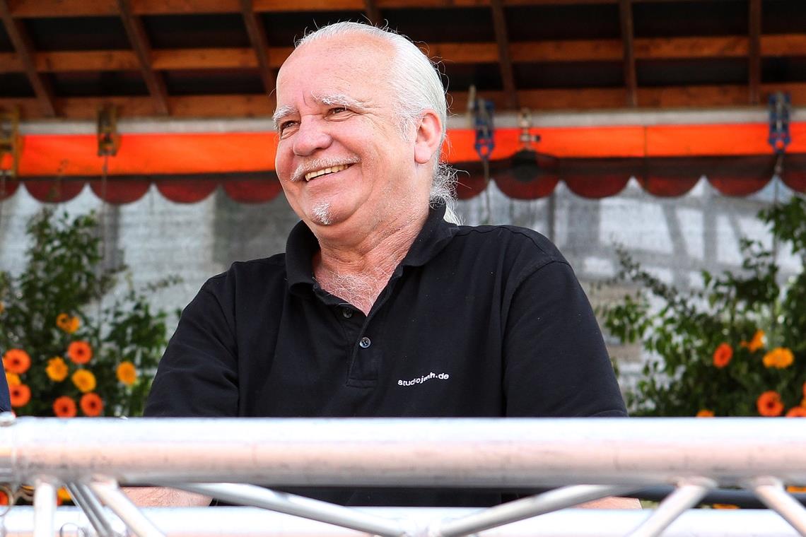 So kennen ihn die Backnanger: Jürgen M. Häfner, langjähriger Organisator des Backnanger Straßenfests, behielt stets den Überblick. Foto: E. Layher