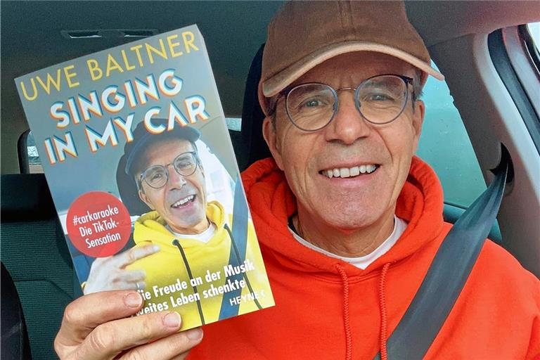 So kennen ihn seine Follower: Mit Hoodie und Baseballkappe sitzt Uwe Baltner am Steuer seines Autos und singt. Wie es dazu kam, steht in seinem neuen Buch. Foto: privat