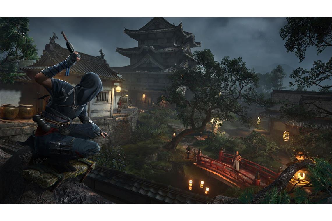So kennen wir Assassin’s Creed: Auf einem Dach hockend warten wir auf die richtige Gelegenheit.