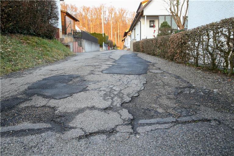 So können Straßen aussehen, die noch nicht endgültig ausgebaut sind. Das Foto zeigt den alten Zustand der Straße Am Krähenhorst in Sachsenweiler. Der Weg wurde inzwischen komplett ausgebaut. Danach wurden die Anwohner zur Kasse gebeten. Foto: Edgar Layher