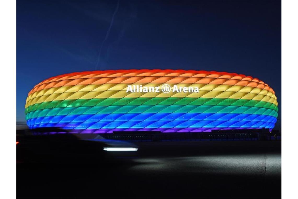 So kontern Behörden und Unternehmen das Regenbogen-Verbot So könnte die Münchner Allianz Arena zum Spiel Deutschland gegen Ungarn erstrahlen - wenn nicht die UEFA etwas dagegen hätte. Foto: Tobias Hase/dpa