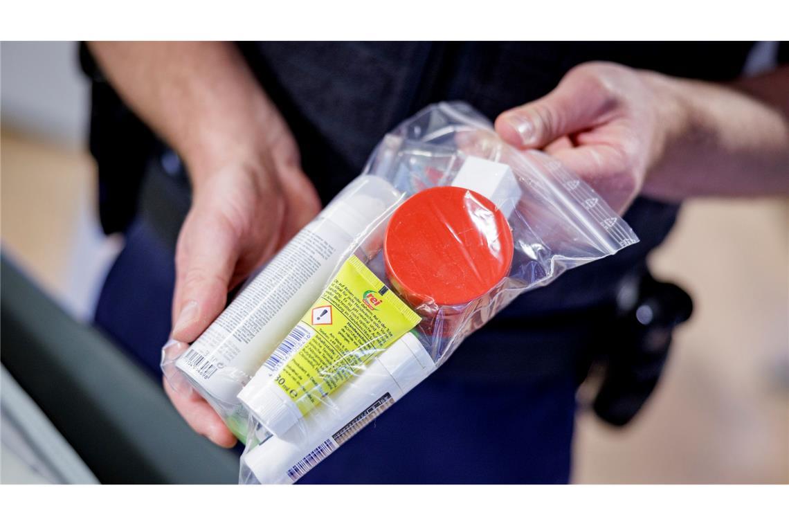 Fliegen mit mehr Flüssigkeit: EU erlaubt neue Gepäckregeln So mussten Flüssigkeiten bislang verpackt werden. (Archivbild)