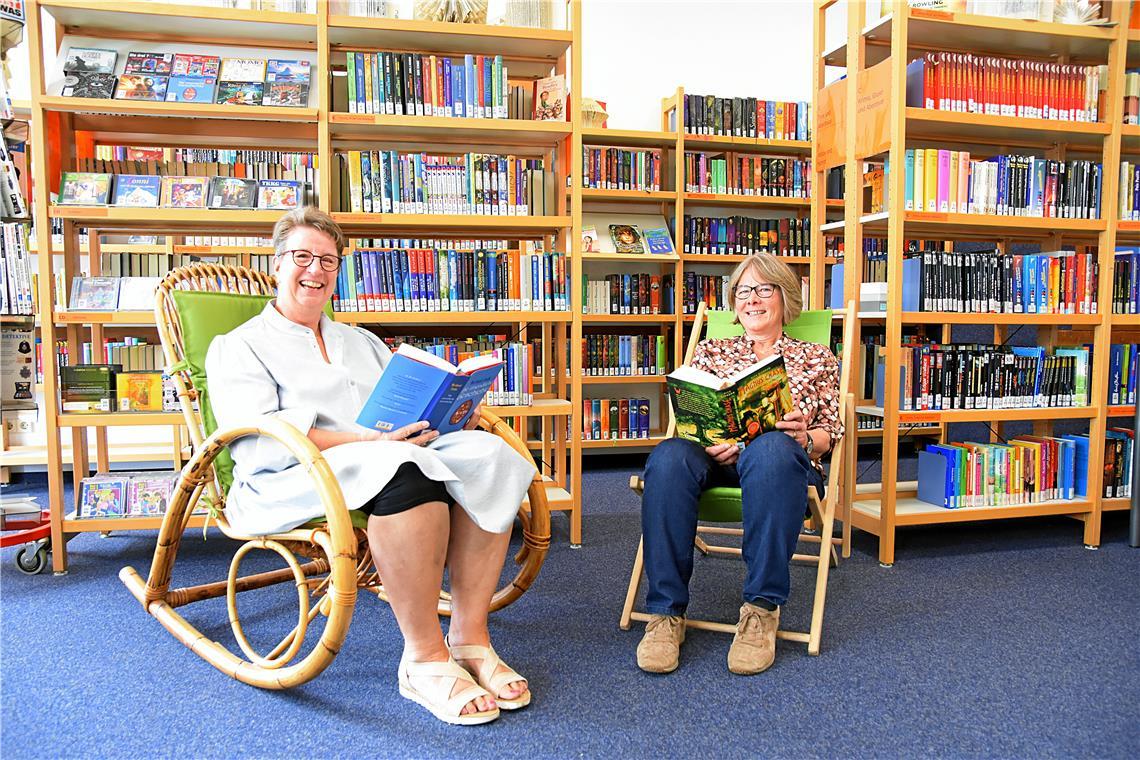 Die Schülerbibliothek an der Max-Eyth-Realschule bietet mehr als Bücher So ruhig ist es selten für die Bibliothekarinnen Ulrike Krämer (links) und Martina Maier. Meist ist die Schulbücherei an der Max-Eyth-Realschule sehr gut besucht. Foto: Tobias Sellmaier