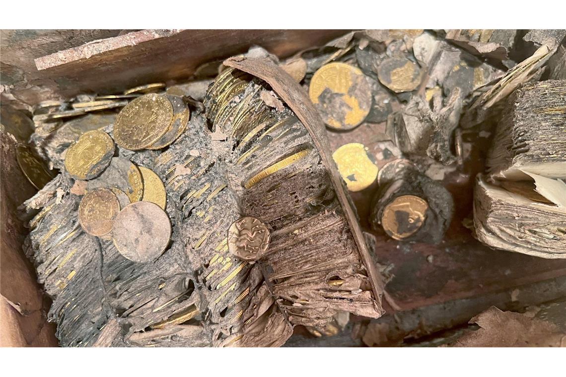 So sah der Münzschatz aus, als er aus der Erde geholt wurde.