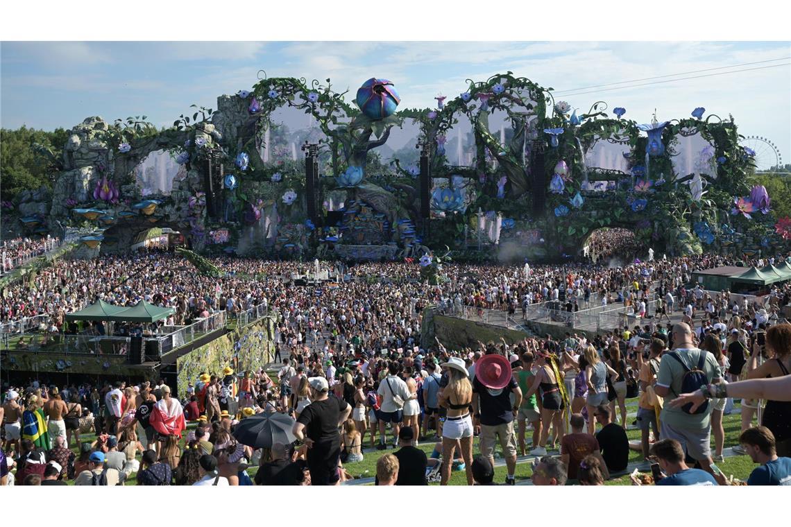 Feuer zerstört Hauptbühne von Tomorrowland-Festival So sah die Hauptbühne im vergangenen Jahr aus. (Archivbild)