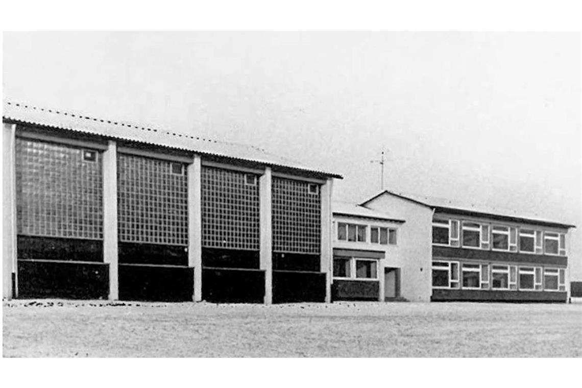 So sah die Mehrzweckhalle Ingerkingen mit der Verbindung zur Schule im Original aus, der gelungene erste Entwurf vom Büro Pfalzer und Schenk stammt aus dem Jahr 1964. Die schönen Glasbausteine fielen einem Umbau zum Opfer lange vor dem Entwurf von Atelier Kaiser Shen.