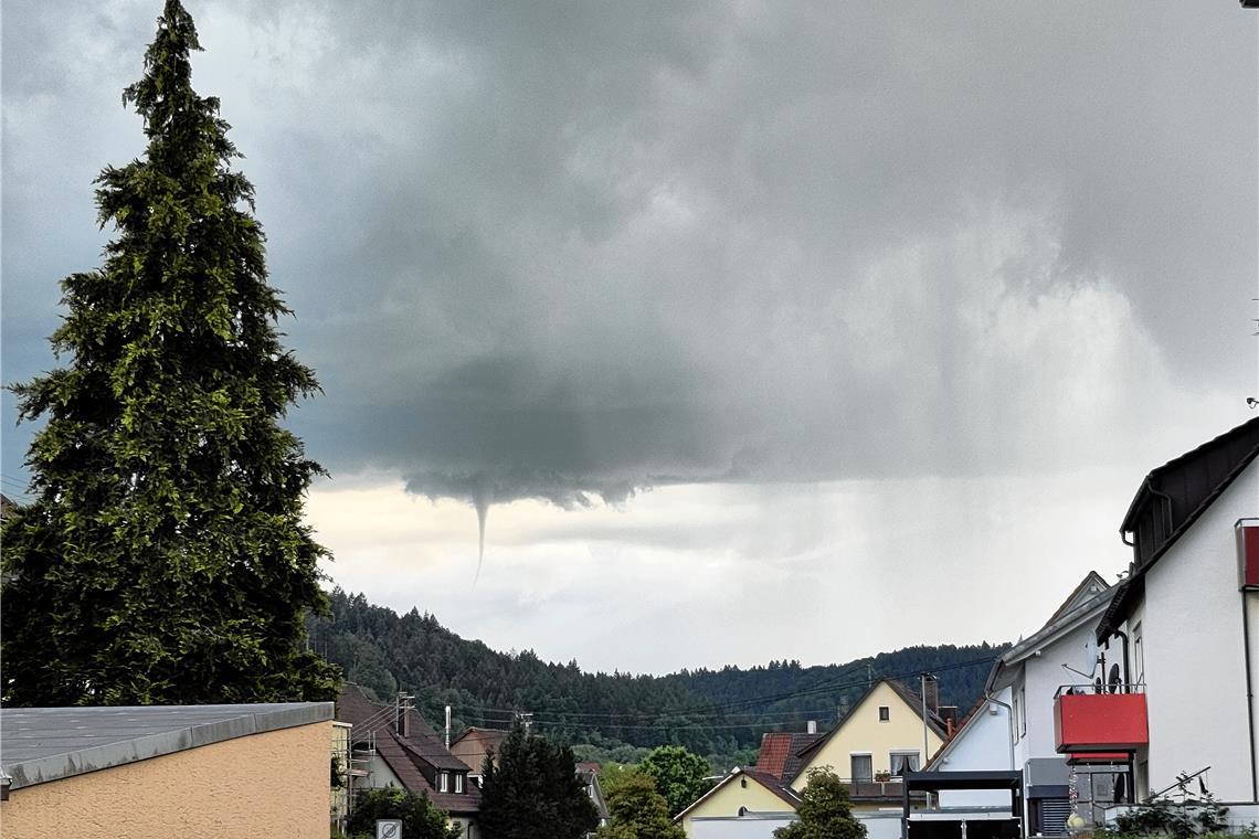 Trichterwolke über Teilen des Rems-Murr-Kreises zu sehen So sah die Wolke am Himmel über Murrhardt aus. Foto: Stephan Vobker