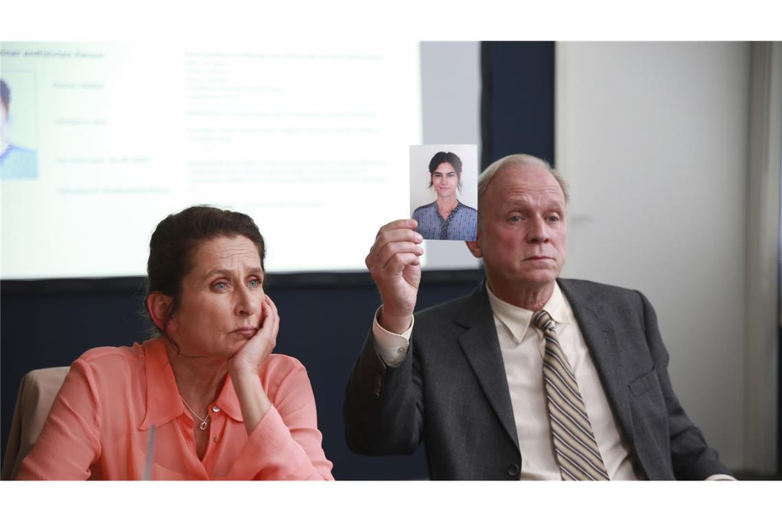 So schaut die gesuchte Frau aus. Magda Wächter (Barbara Philipp) und Felix Murot (Ulrich Tukur) vor der Ermittlungsgruppe.