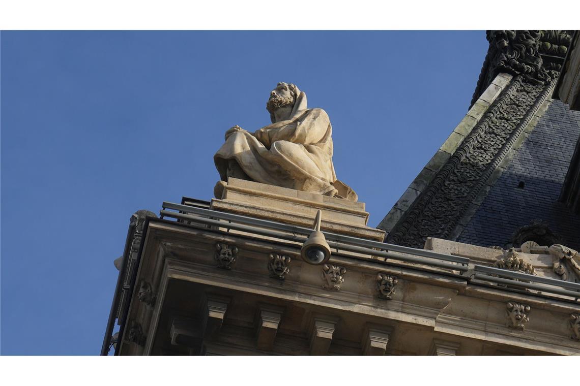 Fünf Minuten für einen Jahrhundertraub So schlecht, wie gedacht, war das Sicherheitssystem des Louvre nicht: eine Überwachungskamera an der Außenfassade: